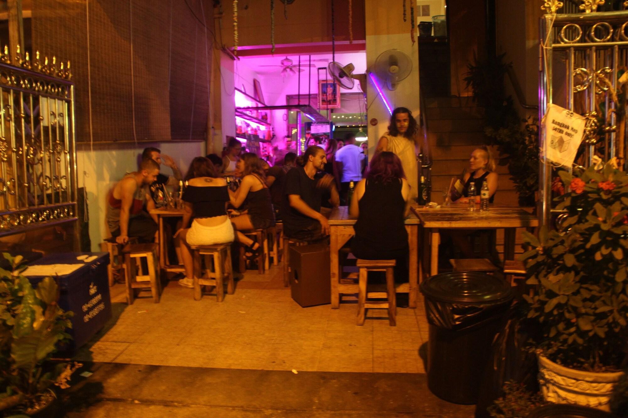 The Twins Hostel Bangkok Exterior photo
