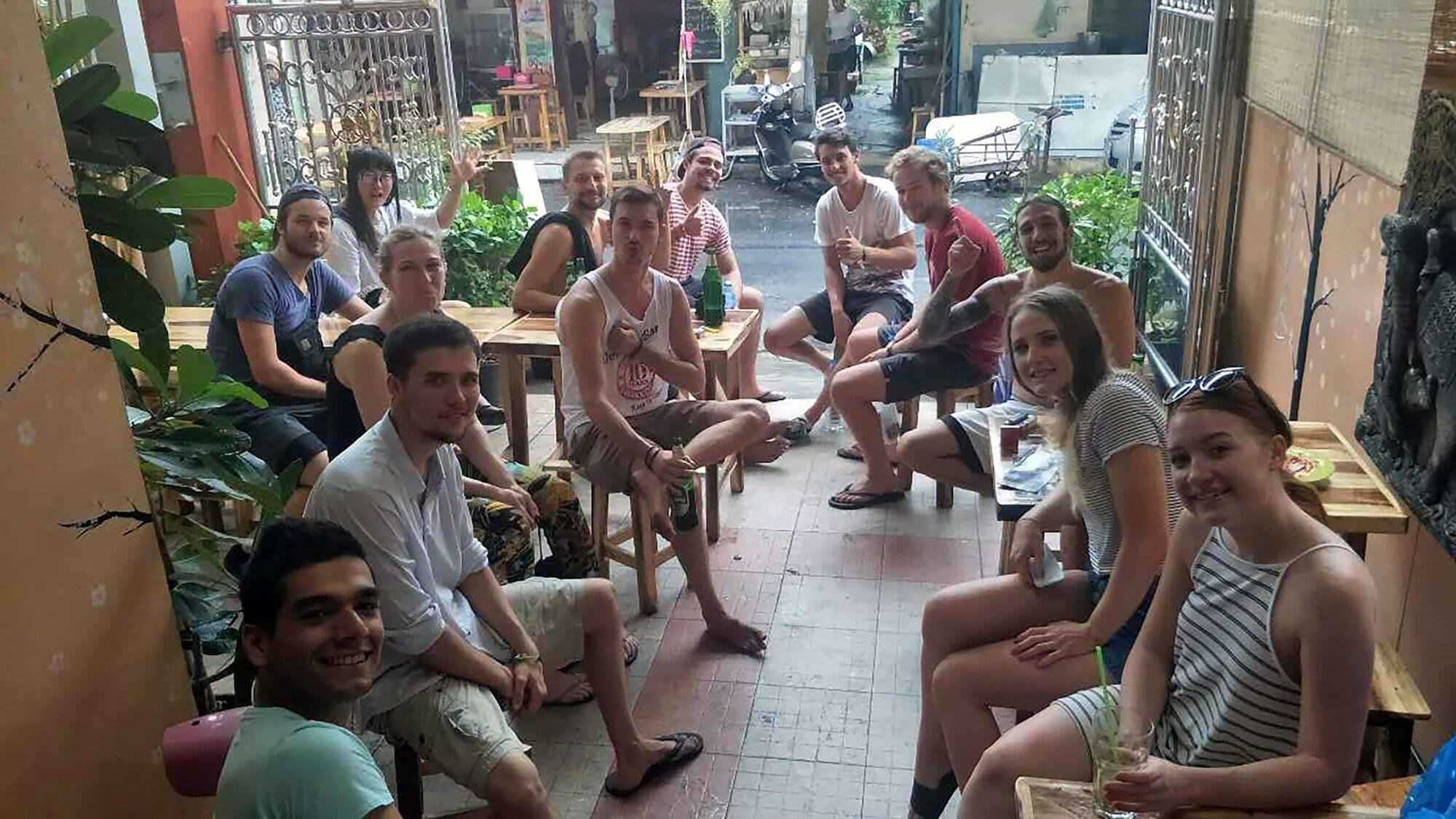 The Twins Hostel Bangkok Exterior photo