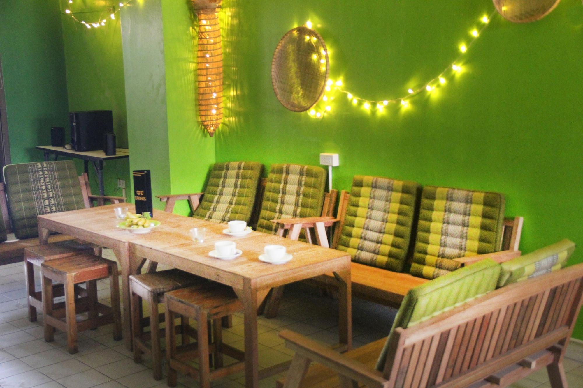 The Twins Hostel Bangkok Exterior photo